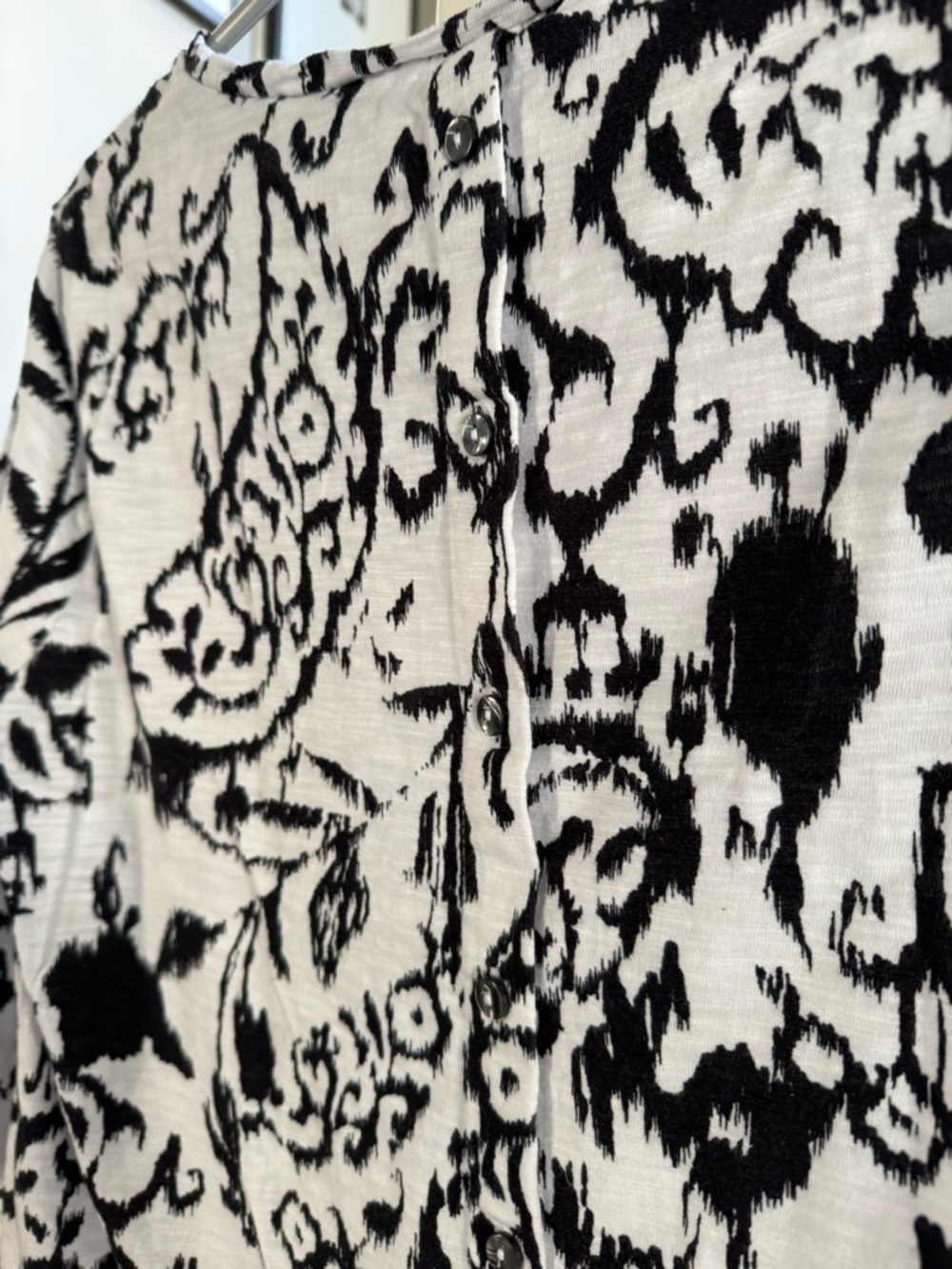 Chico's Black & White Cotton Floral Knit Top Like NEW! - Picture 4 of 6